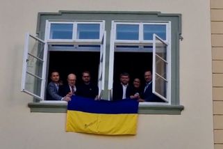 Další vlajky Ukrajiny visí na Sněmovně, jedna přímo proti Okamurově kanceláři - Novinky