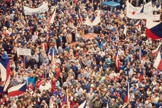 Fico zrušil volno sedmnáctého listopadu. Firmy a školy si jej udělaly samy