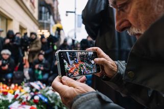 Obrazem: Politické špičky na Národní třídě. Dostává se jim nadávek i potlesku - Seznam Zprávy