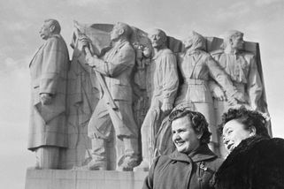 FOTO: Obří Stalin nad Prahou. Vydržel sedm let, pak ho odstřelili - Novinky