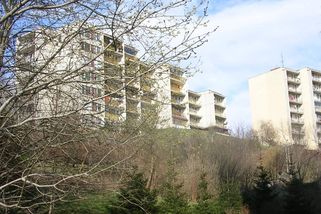 Bydlení v paneláku za socialismu: Každý měl doma stejné umakartové jádro, obývák s Universalem a ošklivé tapety