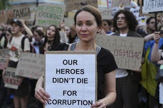 Zelenskyj, korupce, protesty a „nechutné divadlo“. Co se děje na Ukrajině? - Seznam Zprávy