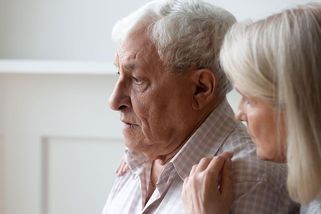 Operátorka Simona: Starám se o tatínka s alzheimerem. Ztratil všechny úspory. Odešla jsem z práce a všechno táhne manžel - Proženy.cz