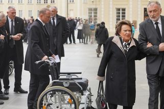 Pohřeb Duky obrazem: Zemana museli podpírat a zničená Jiřina Bohdalová!