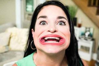 „To byla čistá magie.“ Žena s druhými největšími ústy na světě snědla celý koláč na jeden zátah - Super.cz