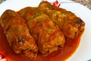 Recept na „holubky“ mám od babičky z východu, u nás jsme je znaly pouze jako plněné zelné listy! Podle jejího postupu jsou výtečné