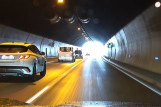 Je legální předjet středoproudaře vpravo? Odpovídá policie i asociace autoškol