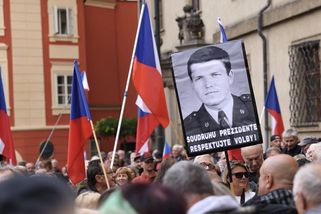 Kandidáti i příznivci SPD a Stačilo! míří na Hrad. Bojí se prý manipulace voleb - Seznam Zprávy