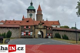 prahain.cz/zivot-ve-meste/vztek-rusu-na-hrade-bouzov-kde-mate-azbuku-chceme-se-tu-zenit-23942.html