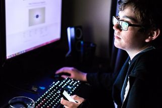 Sebevražda 14letého mladíka je jen špičkou ledovce. Zoufalí rodiče varují před AI chatboty - Novinky