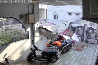 Čtrnáctiletý řidič v Indii srazil motorkáře, zahnal býka a prorazil zeď. Zachytila to kamera - Novinky