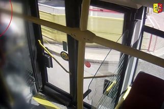 Hledá se dívka s růžovým batohem. Podle policie kvůli ní spadli lidé v prudce brzdícím autobusu v Praze - Novinky