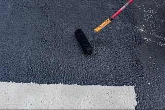 Britové vynalezli superasfalt. Je tak odolný, že nevznikají výmoly