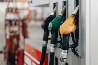 KOMENTÁŘ: Místo rychlého nabíjení pomalé tankování. Elektromobilisté přišli s bizarním návrhem