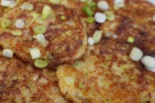 Kam se hrabou obyčejné bramboráky – TYTO jednoduché placičky jsou 100krát chutnější a přípravu zvládne úplně každý