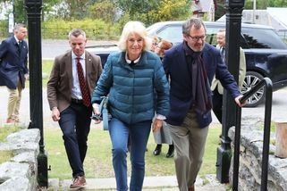 Královna Camilla má recept na mladistvý vzhled: Džíny, které jí ubírají roky, oblékla na festival už potřetí - Proženy.cz