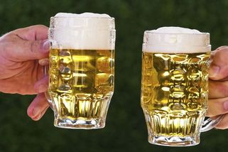 Rakouský hostinec zdražuje pivo dvakrát za večer. Po zavření kuchyně a po půlnoci - Novinky