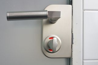 Šestačtyřicetiletý muž zemřel na toaletě fast foodu, za zamčenými dveřmi zůstal 30 hodin - Novinky