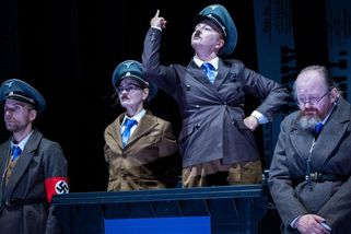 RECENZE: Lidovky jdou do řiti. A novináři s nimi - Novinky