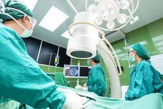 30 operací bez anestezie: Za úspěchy gynekologie stojí utrpení černých otrokyň - Médium.cz