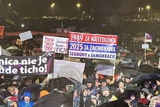 V Bratislavě vyšlo do ulic 50 tisíc lidí. Fico je pobouřil útokem na studenty - Novinky