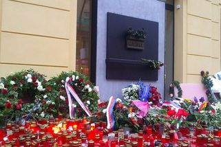 Na Národní třídě se scházejí lidé, pískali na před...