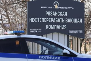 Výbuchy a velký požár. Ukrajinský štáb potvrdil poškození ruské rafinerie vyrábějící letecké palivo - Novinky