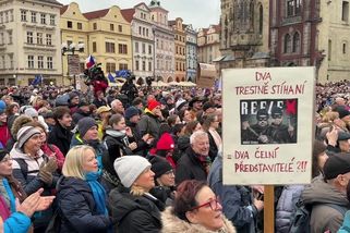 Video: Babiše do koše, skandoval dav v centru Prahy - Seznam Zprávy