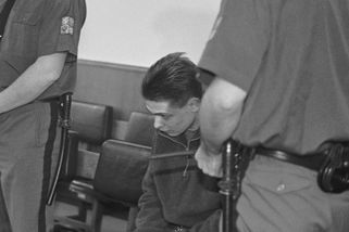 Tragédie na kolejích VŠE: Skinhead Petr ubodal studenta z Afriky, ostře reagovali Zeman i Klaus