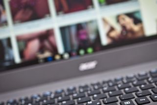 Itálie výrazně zpřísňuje přístup na pornografické stránky, čtyři z nich mají sídlo v Česku - Novinky