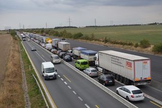 Proč každý den stojíme před Prahou v kolonách, když tady třetí pruh je? Zjistili jsme, proč se nesmí využívat - Garáž.cz