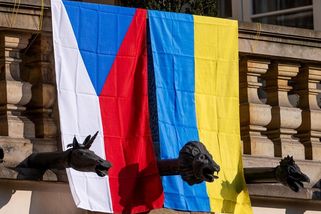 FOTO: Okamurova akce znásobila počet ukrajinských vlajek na Sněmovně - Novinky