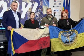 Zakrvácená česká vlajka v Kyjevě. Držel ji starosta Kličko i šéf parlamentu - Seznam Zprávy