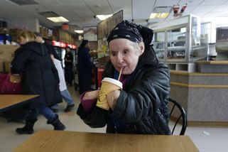 Šimpanz jí utrhl obličej a ruce. Český chirurg Bohdan Pomahač jí pak vrátil lidskou tvář - Médium.cz