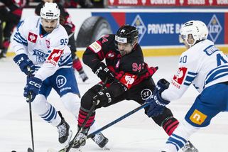 Fanoušci Sparty vytáhli nápis: Mám alergii na Vožucha. Kustod Zugu hned na střídačce vyzvídal, co tam stojí - Sport.cz