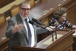 Za pobyt v domově důchodců sebrat dědicům dům? Juchelka z revolučního nápadu couvá - Novinky