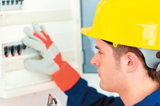 Za výjezd instalatéra nebo elektrikáře si nájemníci od ledna připlatí - Novinky