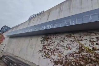 Umělecká instalace baví cestující na pražském nádraží - Novinky