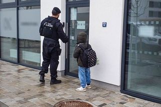 Strýc v Plzni v pondělí odvedl chlapce k zavřené škole a nechal ho tam. Netušil, že je svátek - Novinky