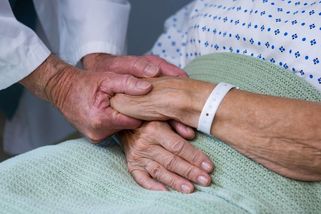 Zdravotnická instituce v USA omylem poslala pacientům zprávu o jejich vlastním úmrtí - Novinky