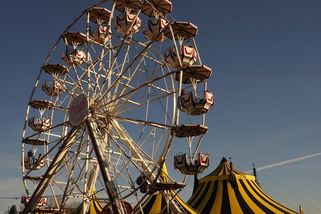 Ku-klux-klan na kolotoči: neuvěřitelná fotka vznikla na pouti v Coloradu, lidé chtěli snímek zničit - Médium.cz