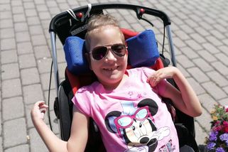 Čtrnáctiletá Michalka je na úrovni miminka a bojuje s bolestmi. Jedinou nadějí na úlevu jsou drahé rehabilitace! - Proženy.cz