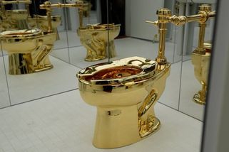 Toaleta z 18karátového zlata má nového majitele. Dal za ni 253 milionů - Novinky