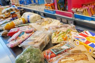 Odmítal vyložit zboží na pás a byl drzý. Anglický supermarket seniora natrvalo vykázal - Novinky