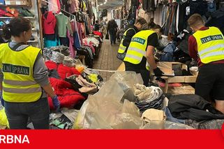 Přes 2700 kusů zabaveného a padělaného oblečení rozdala ČOI sociálním ústavům