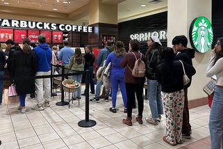 Fronty od čtyř ráno a okamžitě vyprodáno. Medvídkový hrníček za 600 Kč přilákal před kavárny davy