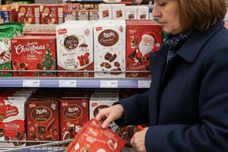 Vánoční kolekce zase obludně zdražují. Tento trik se obchodům pořád vyplácí - Médium.cz