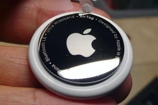 Ženu už štvalo, jak město nakládá s tříděným odpadem. Hodila proto popelářům do plastů AirTagy a odhalila podvod s recyklací