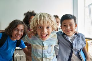 Děti křičí „67“ na každém kroku. Co tenhle podivný trend doopravdy znamená a proč nás mate?