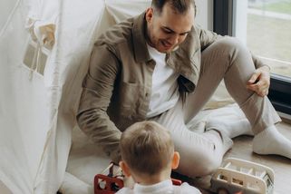 Přebalovat, krmit, uspávat: to není raketová věda. „Rodičovská je dřina,“ říká táta, který je doma se dvěma dětmi